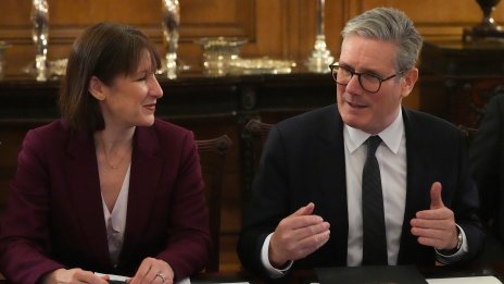Стармър подкрепи финансовия си министър след появата ѝ в парламента