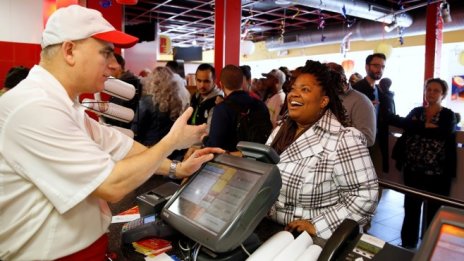 Разходите за труд в САЩ забавят леко ръста си