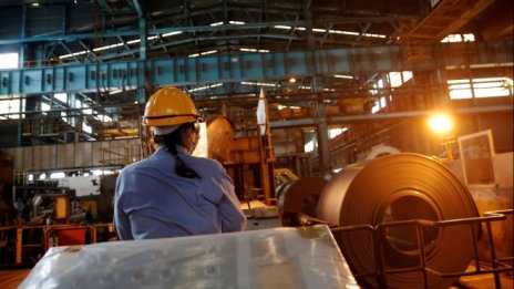 Промишлеността в Китай продължава да се разширява, но с по-бавен темп