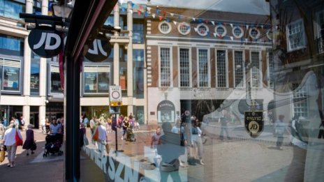 Продажбите на дребно във Великобритания записаха по-нисък спад от очакваното