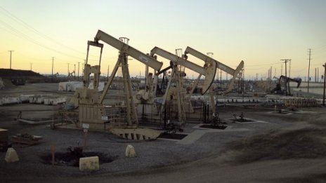 Американският лек суров петрол сложи край на 4-седмичната печеливша серия