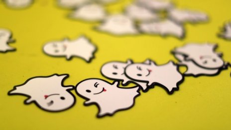 Snap залага на хардуера, докато над нея надвисва сянката на Facebook