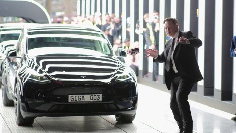 Защо му е на Илон Мъск да слива Tesla и SpaceX?