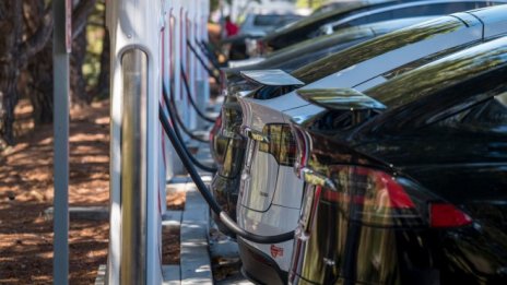 Новата стратегия на Tesla: По-големи батерии, по-ниски разходи