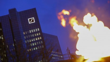 Акциите на Deutsche Bank се сринаха временно до ново дъно 