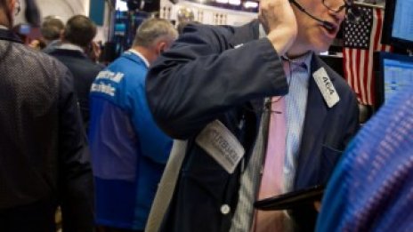 Водещите индекси на Wall Street започват сесията със спад от близо 6%*