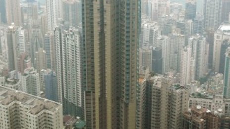 Порутени сгради са новите горещи имоти в Хонконг