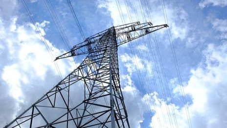 МЕ: Токът и парното ще поскъпнат през лятото заради загубите в енергетиката