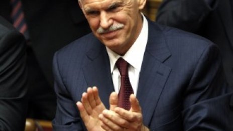 Папандреу оцеля при вота на доверие, но времето му като премиер изглежда изтича