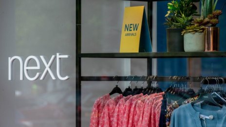 Next повиши прогнозите си, след като топлото време е подкрепило продажбите