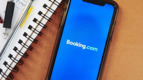Отменените и проблемните полети забавят растежа на Booking