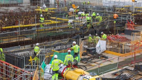 Активността на британските строители падна до близо двегодишно дъно