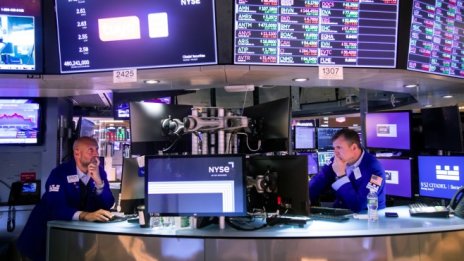 Wall Street дава колебливо начало на търговската сесия*