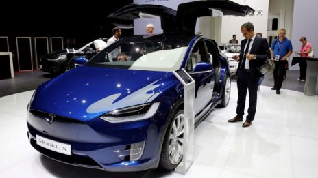 Собственик на модел Х на Tesla заведе дело срещу компанията