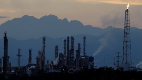 Споразумението за свиване на добива на петрол вече е в сила