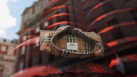 Акциите на Burberry поевтиняха след по-слабо представяне в САЩ