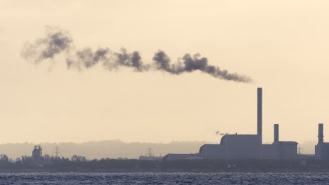 Защо големите енергийни компании правят крачка назад в климатичните си цели?