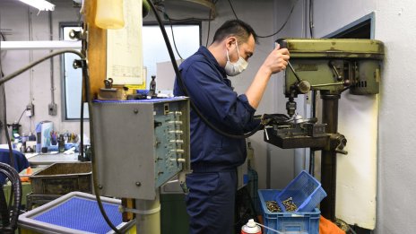 Японското фабрично производство се връща към спад през ноември