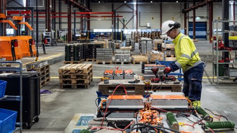 Фабричната активност в еврозоната се свива, съкращенията на служители се ускоряват