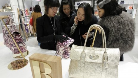 Акциите на Mulberry потънаха заради напускането на творческия директор Ема Хил