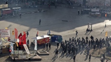 Турската полиция разчиства Таксим със сила