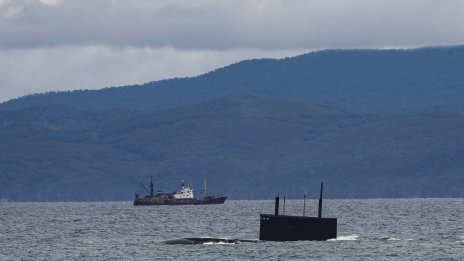 Русия очевидно изтегля подводниците си от Крим