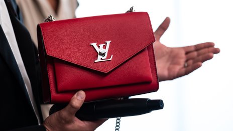 Ръстът на продажбите на LVMH се забавя, докато потребителите ограничават разходите