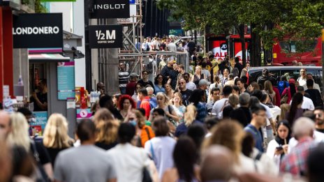 Продажбите на дребно във Великобритания са като температурите – високи 