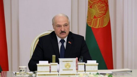 Лукашенко се опитва да консолидира властта, докато Украйна гори