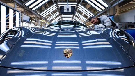 Възвръщаемостта при Porsche се подобрява, докато Volkswagen продължава да буксува