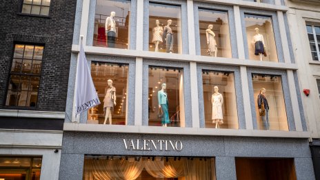 Собственикът на Gucci получава повече време да купи останалата част от Valentino