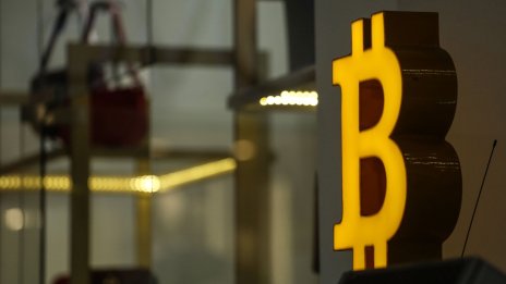 Цената на биткойна удари 10-дневно дъно под 59 хил. долара