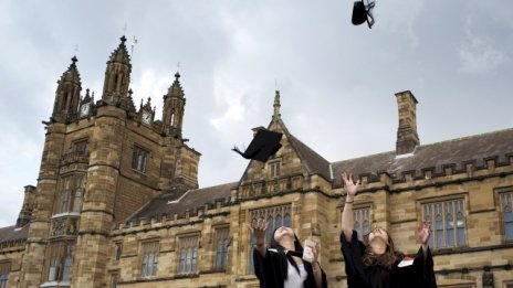 Всеки трети българин получава висше образование извън страната