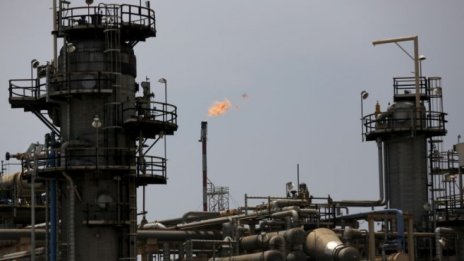 Петролът отстъпва след достигнатата най-висока стойност от средата на 2015 г.