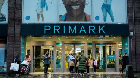 Собственикът на Primark с почти двойна печалба за полугодието