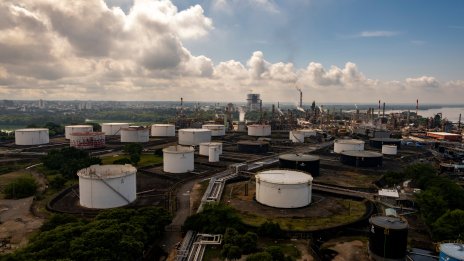 Петролът поевтинява, търговците се фокусират върху излишъка и санкциите срещу Русия*