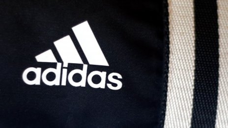 Adidas продаде подразделението си за официални обувки