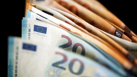 Парите в брой все още доминират при потребителските плащания в еврозоната