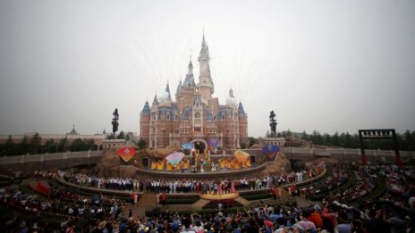 Disney се радва на бум на тематичните си паркове в Азия
