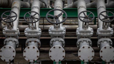 Унгарската MOL е подписала споразумение с "ГазпромНефт" за мажоритарния дял от сръбската NIS