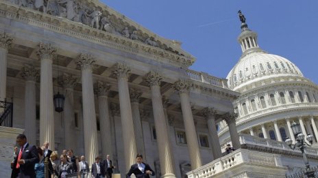 Конгресът поема разходите за построяването на стената между САЩ и Мексико