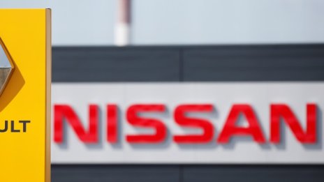 Nissan вади червения молив