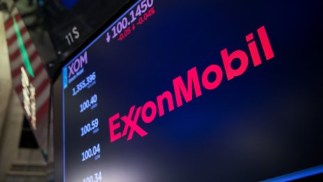 Поевтиняващият петрол може да свие паричните потоци към инвеститорите в Big Oil