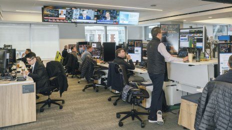 Американците продължават да работят от вкъщи, европейците и азиатците са отново в офиса