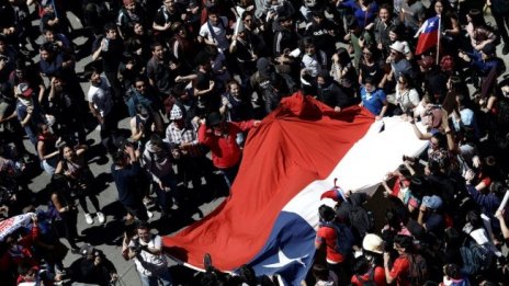 Какво се крие зад нестихващите протести в Латинска Америка?