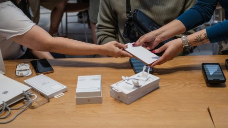 Фенове на Apple атакуват магазините в САЩ за последен "евтин" iPhone