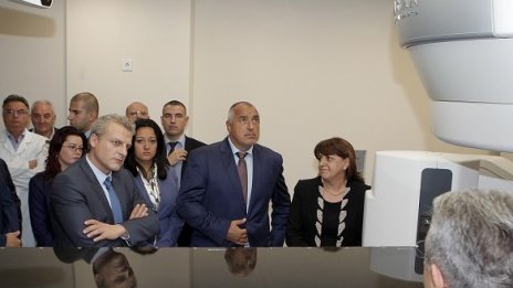 Заплатите на военни и полицаи са осигурени до края на годината, заяви Борисов