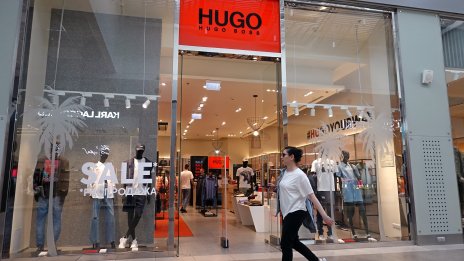 Председателят на Hugo Boss се оттегля след натиска за поглъщане от Frasers