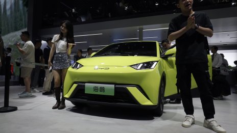 Китай представлява над половината от глобалните продажби на електромобили през март