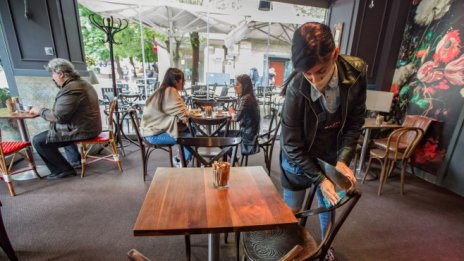 Туристическият министър: Ресторанти и хотели у нас няма да затварят